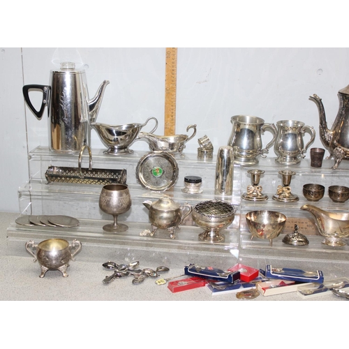 1058 - Large qty of assorted silver plate and other metalware, approx 6kg gross