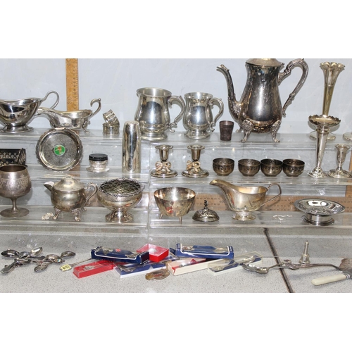 1058 - Large qty of assorted silver plate and other metalware, approx 6kg gross