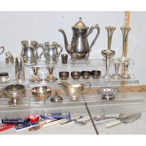 1058 - Large qty of assorted silver plate and other metalware, approx 6kg gross