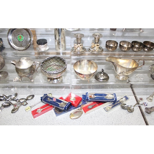 1058 - Large qty of assorted silver plate and other metalware, approx 6kg gross