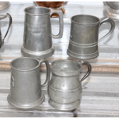 1063 - Qty of assorted antique and later pewter items, mainly tankards, and a Victorian copper loving cup, ... 