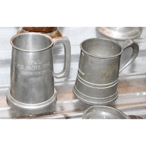 1063 - Qty of assorted antique and later pewter items, mainly tankards, and a Victorian copper loving cup, ... 