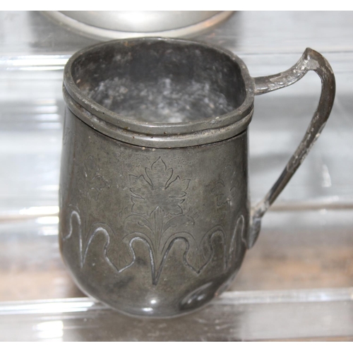 1063 - Qty of assorted antique and later pewter items, mainly tankards, and a Victorian copper loving cup, ... 