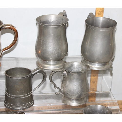 1063 - Qty of assorted antique and later pewter items, mainly tankards, and a Victorian copper loving cup, ... 