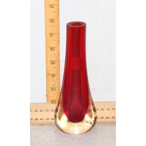 1698 - A red retro art glass vase likely Murano and an art glass figure of a snail (2)