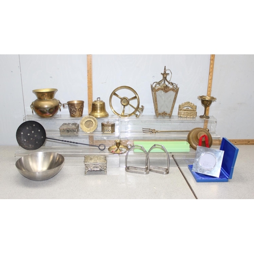 1869 - Qty of assorted mixed metalware and other items, mainly brassware