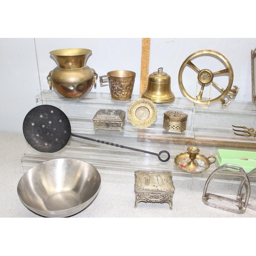 1869 - Qty of assorted mixed metalware and other items, mainly brassware