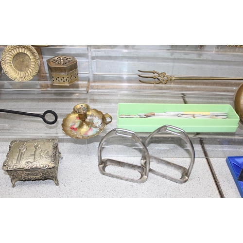 1869 - Qty of assorted mixed metalware and other items, mainly brassware