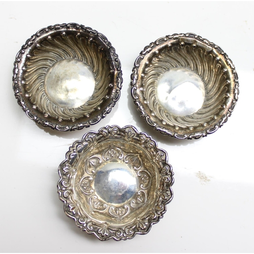 1077 - 3 small antique silver dishes, Birmingham 1901 & 1902, each approx 6cm in diameter, approx 26.98g gr... 