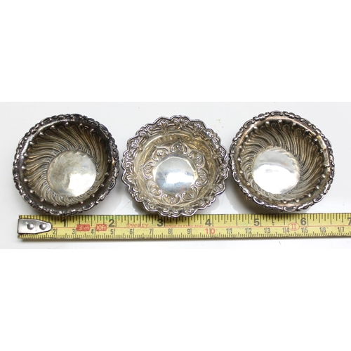 1077 - 3 small antique silver dishes, Birmingham 1901 & 1902, each approx 6cm in diameter, approx 26.98g gr... 