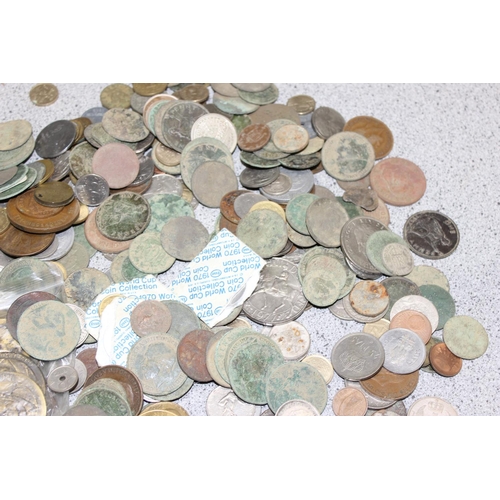 1217 - Qty of assorted coins etc, British and world coins, some in folder, approx 3.8kg gross