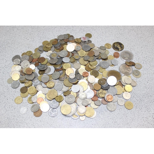 1218 - Qty of assorted coins etc, British and world coins, approx 2.4kg gross