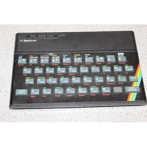 1575 - Sinclair ZX Spectrum computer and a large qty of assorted cassette games etc