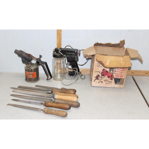 830 - Qty of assorted vintage tools to inc Mecco spray gun