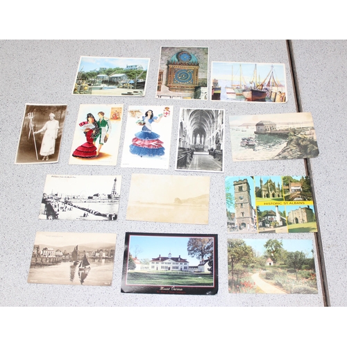 532 - Large qty of antique and later postcards