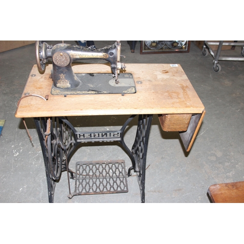 139 - A vintage Singer sewing machine table with machine and cast iron base