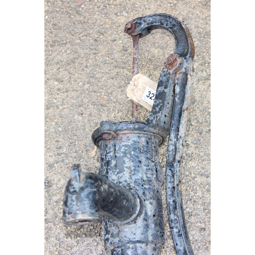 323 - Vintage cast iron water pump with original fixing bracket, approx 66cm tall