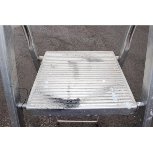 811 - Aluminium step ladder