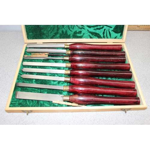 827 - Box of unbranded lathe chisels