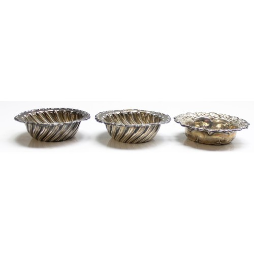 1077 - 3 small antique silver dishes, Birmingham 1901 & 1902, each approx 6cm in diameter, approx 26.98g gr... 