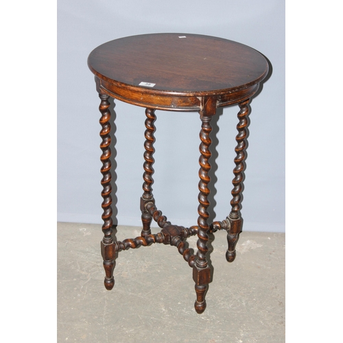 38 - A small early 20th century oak side table with barleytwist supports, approx 50cm in diameter