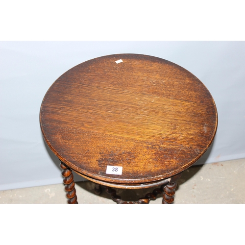 38 - A small early 20th century oak side table with barleytwist supports, approx 50cm in diameter