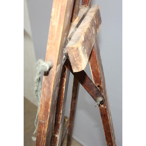 86 - A large vintage wooden floor standing artist's easel, approx 165cm tall