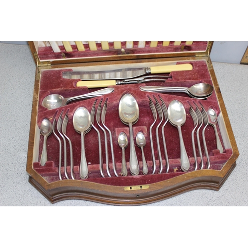 1006 - An early 20th century silver plated cutlery set in box, seemingly complete