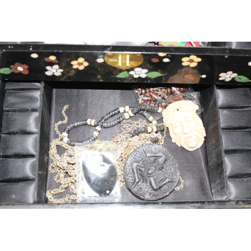 1121 - A Kashmiri style jewellery box and contents to inc a silver butterfly wing brooch, and another small... 