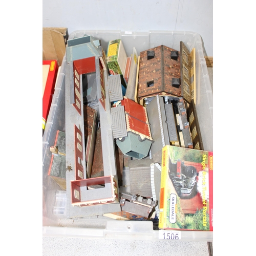 1506 - 2 boxes of assorted model train items to inc rolling stock and buildings/ landscapes etc