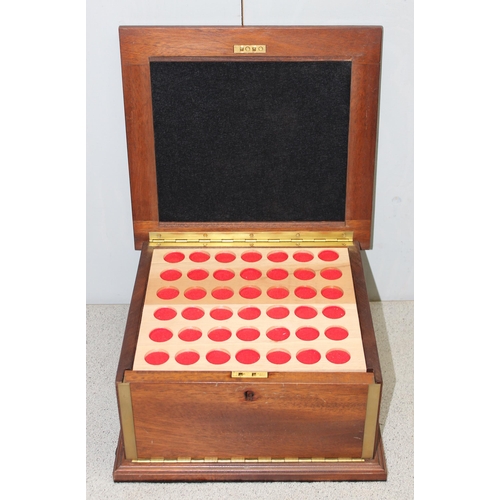 3A - A 20th century oak coin collector's cabinet or box containing 13 removable trays, approx 31cm square