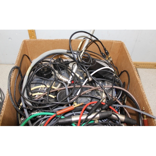 849 - Large qty of audio cables