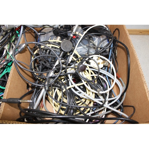 849 - Large qty of audio cables