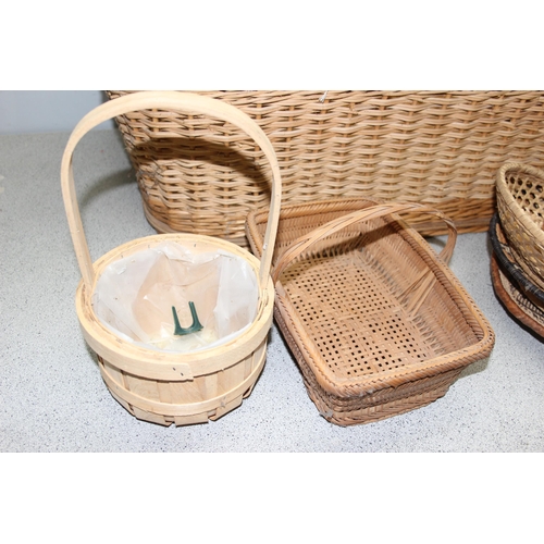 285 - A vintage wicker crib and a number of other wicker baskets