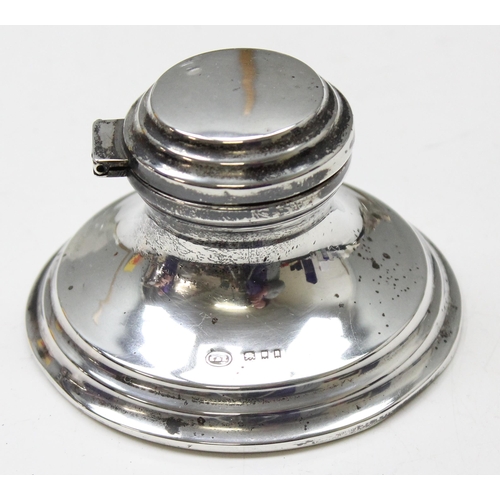 1029 - An antique silver capstan shaped inkwell, London 1905, approx 8cm in diameter