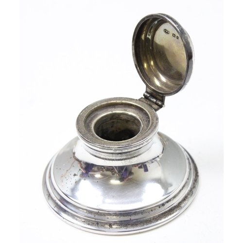 1029 - An antique silver capstan shaped inkwell, London 1905, approx 8cm in diameter