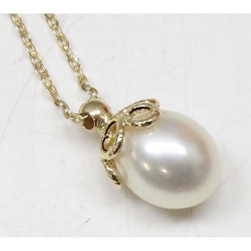 1105 - 14ct fine gold chain, with a gold plated mounted faux pearl pendant, chain weight approx 0.66g gross... 