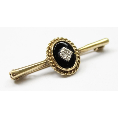 1110 - 9ct gold brooch with an illusion diamond set in black stone, approx 1.91g gross, approx 3cm