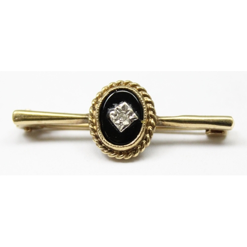 1110 - 9ct gold brooch with an illusion diamond set in black stone, approx 1.91g gross, approx 3cm