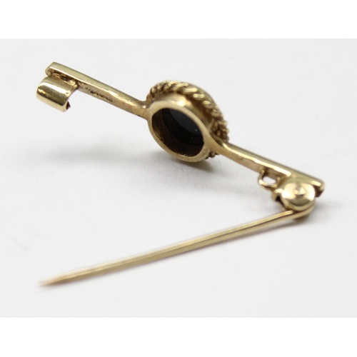 1110 - 9ct gold brooch with an illusion diamond set in black stone, approx 1.91g gross, approx 3cm