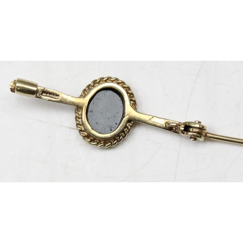 1110 - 9ct gold brooch with an illusion diamond set in black stone, approx 1.91g gross, approx 3cm