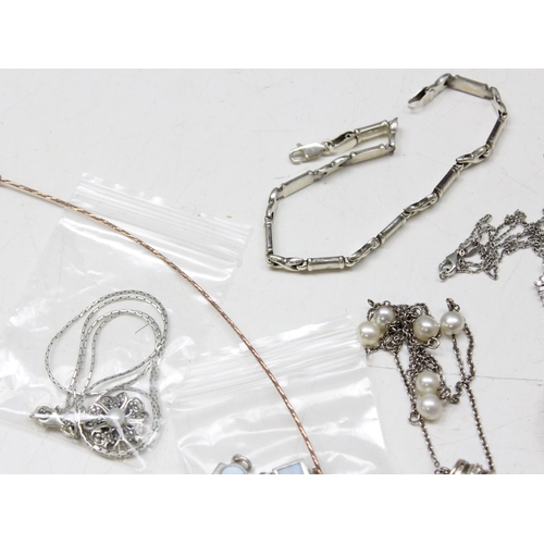 1155 - Qty of silver and silver gilt jewellery to incl. chains, pendants and bracelets, all XRF tested as s... 