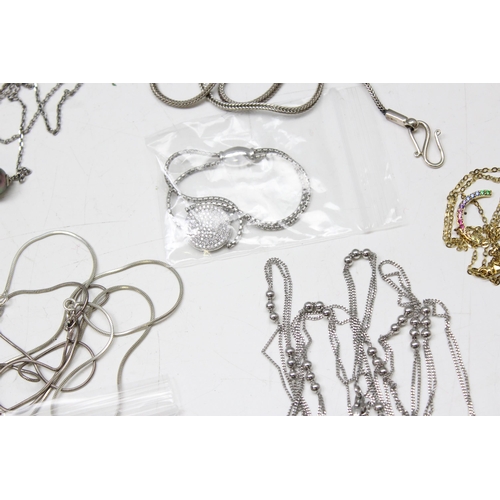 1155 - Qty of silver and silver gilt jewellery to incl. chains, pendants and bracelets, all XRF tested as s... 