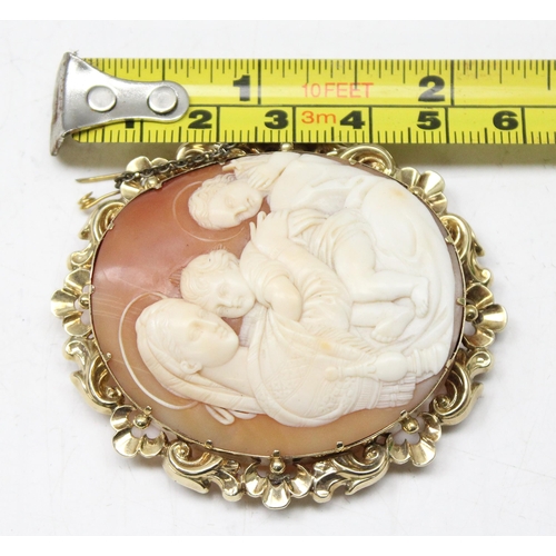 1168 - A large 19th century gold mounted shell cameo brooch, Madonna Della Seggiola after Raphael, mount un... 