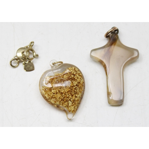 1170 - 2 9ct gold mounted pendants, an agate cross and a gold leaf filled heart and a 9ct gold necklace cla... 