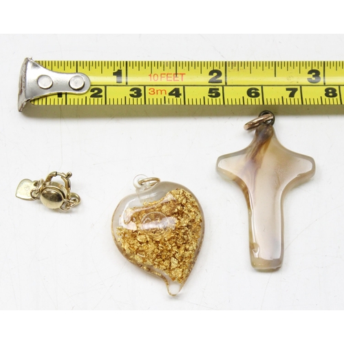 1170 - 2 9ct gold mounted pendants, an agate cross and a gold leaf filled heart and a 9ct gold necklace cla... 