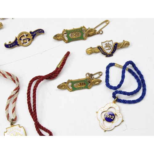 1619 - 15 assorted early 20th century Sandown Park racecourse members enamel and gilt metal badges, 1900 to... 