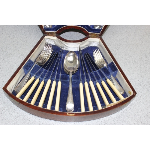 1038 - An antique silver plated canteen of cutlery in Edwardian Sheraton Revival pattern box