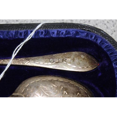 1039 - A boxed silver christening spoon and fork set, Sheffield 1905/6 by Henry Atkin, approx 63.19g gross