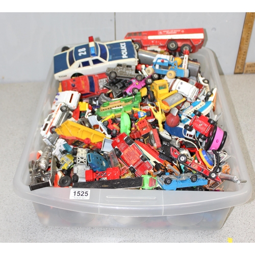 1525 - Large qty of unboxed die cast toy cars and vehicles to include Corgi and Matchbox